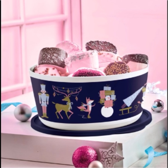 Tupperware Christmas 18-cup/4.3 L Bowl - Picture 5 of 5